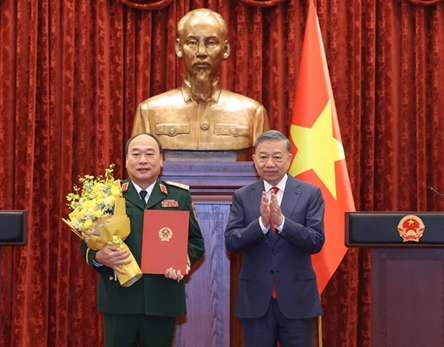 Top leader presents Senior Lieutenant General rank to Le Quang Dao